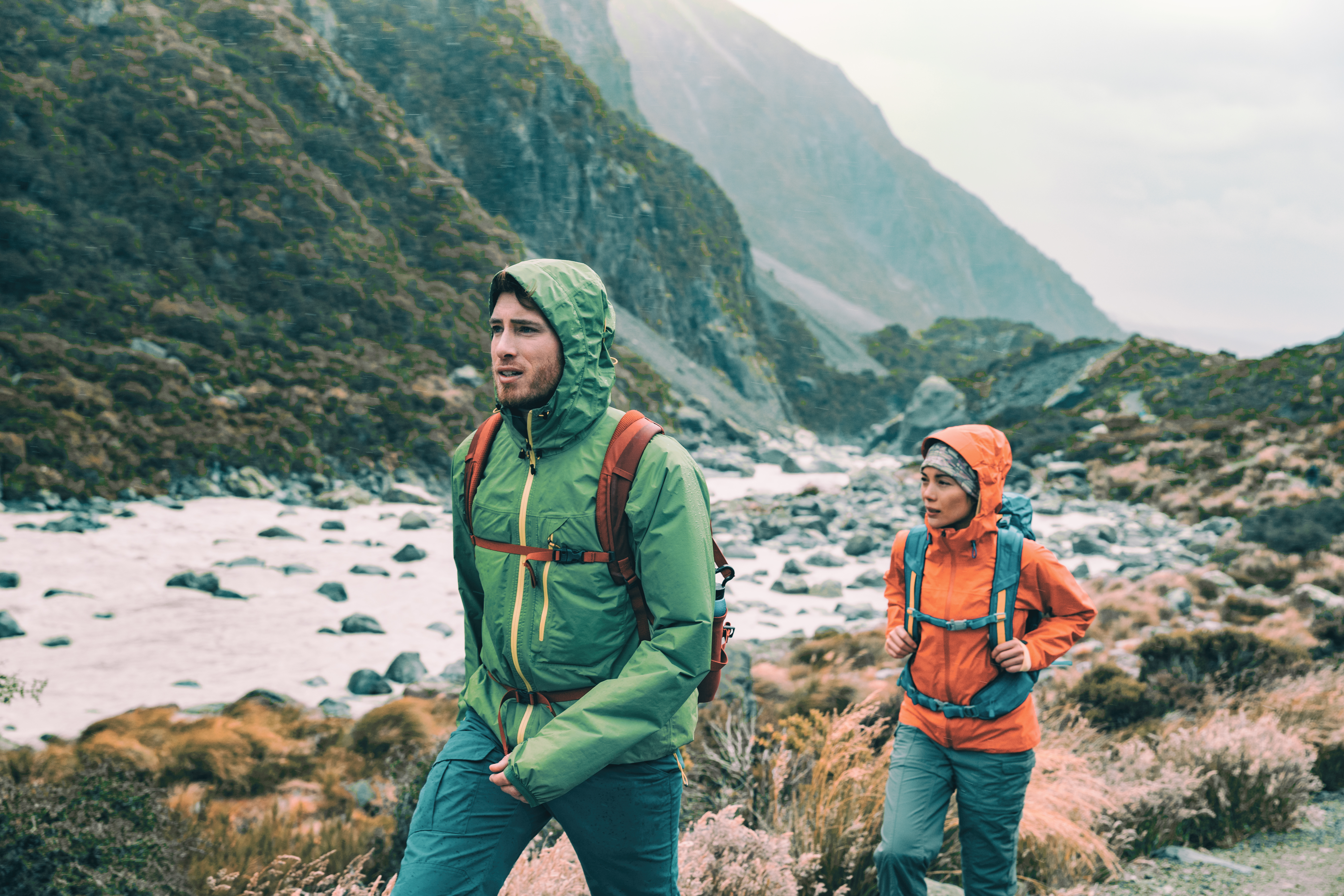 Imagen de dos personas con ropa impermeable en la montaña